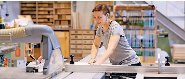  ?? FOTO: RHEINOPER/DANIEL SENZEK ?? Sandra Hegemann bei der Arbeit in der Tischlerei der Rheinoper.