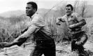  ?? REX/Shuttersto­ck ?? Sidney Poitier and Tony Curtis in The Defiant Ones, directed by Stanley Kramer. Photograph: United Artists/Kobal/