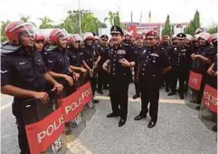  ??  ?? MUHAMMAD Zaki (tengah) bersama anggota Unit Tindakan Ringan (LSF) kepada selepas perhimpuna­n bulanan IPD Seremban.