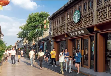  ??  ?? A Starbucks at Dongguan Historical and Cultural Street in Yangzhou, Jiangsu Province, on September 11, 2020.