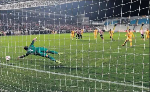  ??  ?? EL PENALTI. Así anotó Gianniotas la pena máxima que sentenció el partido: Iraizoz rozó la pelota pero se le coló.