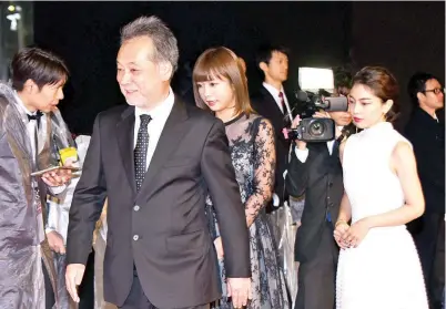  ?? — Gambar AFP ?? ACARA PEMBUKAAN: Takahisa Zeze (kiri, depan), pengarah ‘The Lowlife’, tiba bersama pengarang asal Mana Sakura dan aktres Ayano Moriguchi di acara pembukaan festival filem Tokyo yang ke-30 di Tokyo pada 25 Oktober lepas.