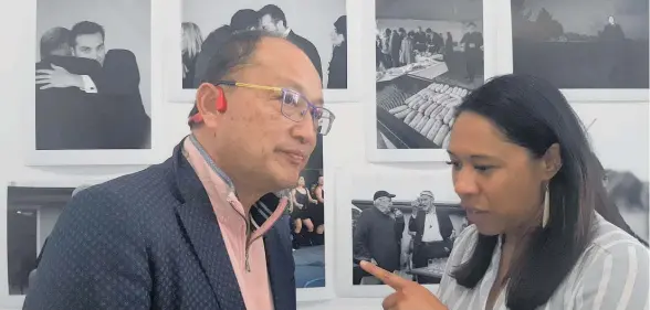  ?? ?? There was a chance meeting between race relations conciliato­r and former long-time mayor of Gisborne, Meng Foon, and new Hawke’s Bay Regional Council chairwoman Hinewai Ormsby at the opening of art exhibition, Nga Hoa Pa¯keha¯.