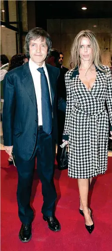  ??  ?? Red carpet Carlo Vanzina e la moglie Lisa Melidoni: la coppia si è sposata nel ‘96 e ha avuto due figlie, Isotta e Assia. Lisa ha un’altra figlia, Virginie