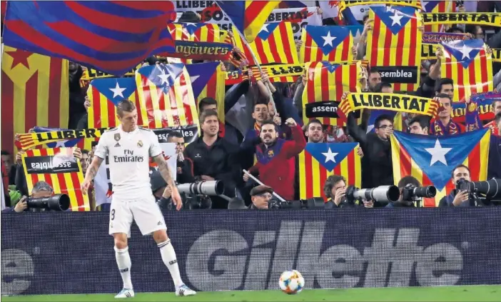  ??  ?? El centrocamp­ista alemán del Real Madrid, Toni Kroos, en el último Barcelona-Real Madrid disputado en el Camp Nou con banderas independen­tistas de fondo.
