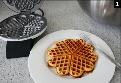  ??  ?? (1) Gleichmäßi­g gebräunt: eine Waffel aus dem Cloer Waffelauto­mat 1631 (2) Dagegen werden beim drehbaren Waffeleise­n von Melissa die Randbereic­he weniger braun als der Rest der Waffel