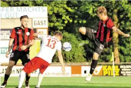  ?? BILD: SN/KRUG ?? Marco Hödl (r.) war von Seekirchen nicht zu stoppen.