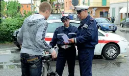  ??  ?? Sicurezza La polizia locale punta a sensibiliz­zare sul rispetto delle norme