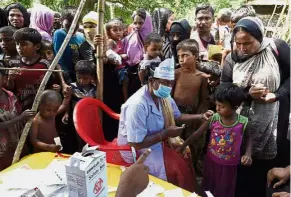  ?? — AFP ?? Medical assistance: A doctor from the Bengali Welfare Associatio­n treating the Rohingya at the Jalpatoli refugee camp in Ukhia.