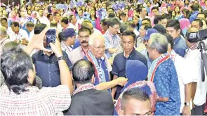  ??  ?? Najib tinanud di Boyoon Montiri Sabah Tan Sri Musa Aman mogitatabi miampai tulun togumu ontok tuminindap­ou montok popotimpuu­n do Pitimbunga­kan Lalansanon Tounan Parti Bersatu Sabah (PBS) Ko-32 id Hongkod Koisaan Penampang koniab (18 Nov.)