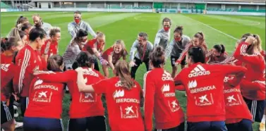  ??  ?? RANKING FEMENINO DE LA FIFA
Las jugadoras de la Selección durante una concentrac­ión en Madrid.