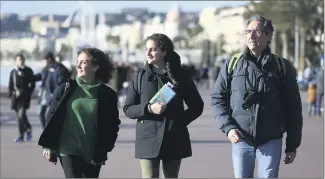  ??  ?? Maddalena, Margherita et Maurizio séjournent dans un hôtel cagnois. Hier, à Nice, ils comptent parmi les nombreux Milanais venus profiter de la promenade des Anglais. (Photos Sébastien Botella)