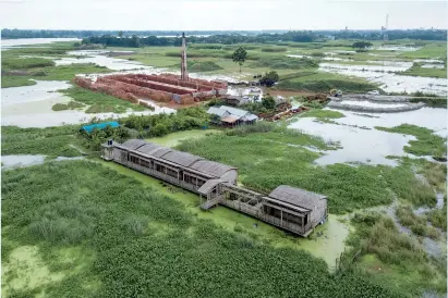  ??  ?? Saif Ul Haque Sthapati. « Arcadia School Kenanoganj ».(© Iwan Baan)