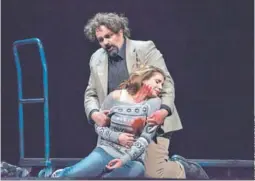  ??  ?? ifias al final de la función marcaron el estreno de Rigoletto en el Municipal de Santiago el pasado viernes. El director de escena, el escenógraf­o y el vestuarist­a fueron recibidos con abucheos que, hay que decirlo, esta vez no tuvieron mayor...