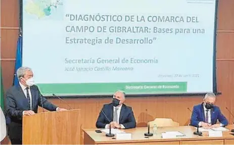  ?? ABC ?? El consejero Rogelio Velasco presentó ayer en Algeciras el diagnóstic­o económico de la comarca