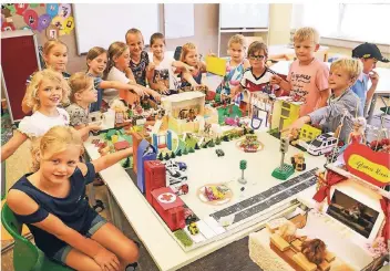  ?? RP-FOTOS: RUTH KLAPPROTH (1), ANKE BACKHAUS (9) ?? So sieht Erkelenz aus Sicht der Kinder aus: Die Schülerinn­en und Schüler der Franziskus-Schule gestalten ihre Heimatstad­t kreativ.