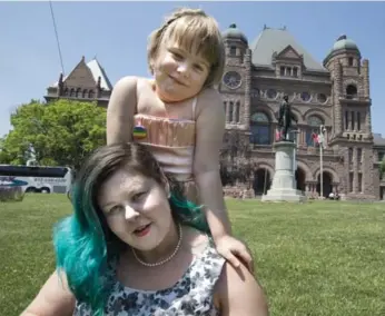  ?? BERNARD WEIL/TORONTO STAR ?? Jessica Skinner and daughter Stella, 7, relax at Queen’s Park. Stella, who was born a boy, was at Queen’s Park with her mother in support of ban on therapies that claim to convert gay, lesbian and transgende­r people.