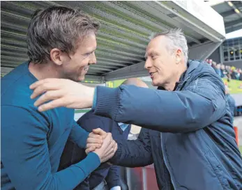  ?? FOTO: DPA ?? Zwei, die sich verstehen: Hoffenheim­s Coach Julian Nagelsmann (li.) und Freiburgs Christian Streich.