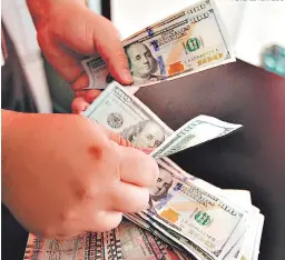  ?? FOTO: EL HERALDO ?? la apreciació­n del lempira respecto al dólar ha mejorado la confianza de los usuarios financiero­s en la moneda nacional.