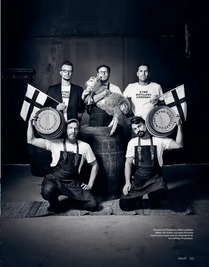  ??  ?? Pioniere am Polarkreis: Miika Lipiäinen (Mitte, mit Schaf) und seine finnische Kyrö-Crew nutzen eine Ex-Käsefabrik für ihre Whisky-Produktion.