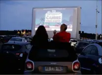  ??  ?? Un verre, un toit ouvrant, un décor de rêve : le Ciné-Drive a fait « complet » au mois de mai au Palm Beach de Cannes. Mais l’expérience n’était qu’éphémère. (Photo D.Meiffret)