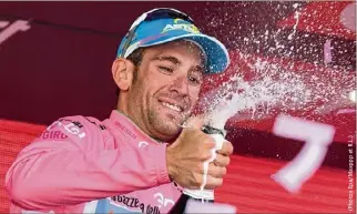  ??  ?? Le coureur italien a fait un grand pas vers le gain de son deuxième Giro.