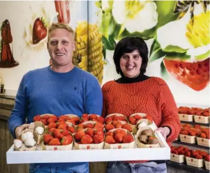  ?? FOTO FREDERIK BEYENS ?? Steve met vriendin Inge in de nieuwe aardbeienw­inkel in de Kammenstra­at.