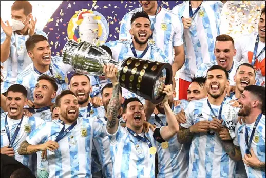  ??  ?? ميسي يرفع كأس كوبا أمريكا مع زملائه عقب انتصار الأرجنتين على البرازيل في المباراة النهائية