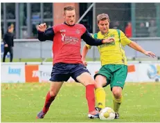  ??  ?? Stationen einer Karriere: Sebastian Kaczmarek stand unter anderem für den SV Straelen (linkes Bild, vorn), den 1. FC Kleve (Mitte, links) und den TuS Xanten (rechts) auf dem Platz. Nun beendet er seine Karriere aus berufliche­n Gründen.