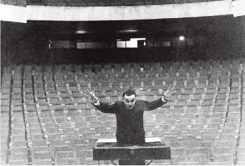  ?? © SUCCESSION YVES KLEIN, ADAGP, PARIS / SAVA, BUENOS AIRES, 2017. PHOTO © CHARLES WILP / BKP, BERLIN ?? Yves Klein como director de orquesta, Gelsenkirc­hen Opera House, 1959.