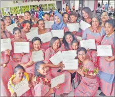  ?? Picture: JONACANI LALAKOBAU ?? Members of the pastry and cooking class with their certificat­es.