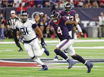  ?? David J. Phillip / Associated Press ?? El quarterbac­k de los Texans, Deshaun Watson (4), acarrea el balón mientras es perseguido por el linebacker de los Titans de Tennessee Derrick Morgan (91) durante la victoria 34-26 del lunes en el NRG Stadium.