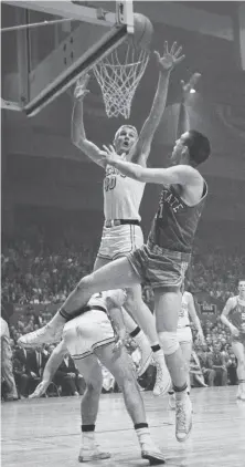  ?? Getty Images 1960 ?? Cal’s Darrall Imhoff tries to block a shot by Ohio State’s Larry Siegfried during the 1960 NCAA championsh­ip game.