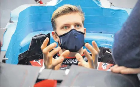  ?? FOTO: HAAS F1 TEAM/DPA ?? Eine Frage der Anpassung – bis der Sitz sitzt: Formel-1-Einsteiger Mick Schumacher und sein Haas VF-21 sind bereit für die Testtage in Sakhir.