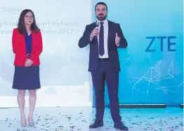  ??  ?? Ying Xue, de ZTE, y Omar Calvo, de Telefónica, ayer al presentar su alianza estratégic­a.