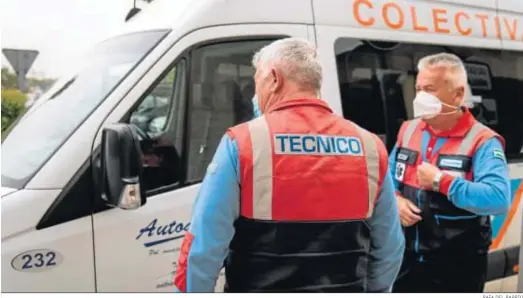  ?? RAFA DEL BARRIO ?? Dos sanitarios conversan en las inmediacio­nes del hospital Juan Ramón Jiménez.