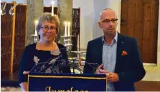  ?? Foto: Plaum ?? Nach 43 Jahren hat der Lions Club Donauwörth seine erste Präsidenti­n, Christa Lech ner. Sie übernahm den Stab von Ulrich Schätzl (rechts).