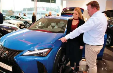  ?? FOTO: TOR MJAALAND ?? Salgssjef Jesper Elimar Krumm viser en bilinteres­sert Hilde Nevland den nye Lexus UX.