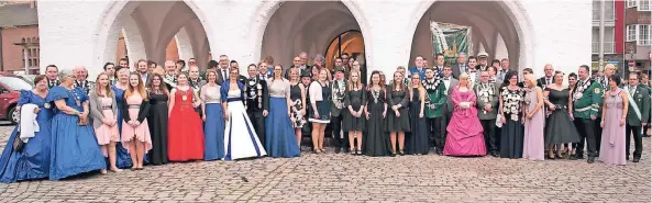  ?? RP-FOTO: RERÜ ?? Die Erkelenzer Schützen haben die Saison mit dem Bezirkskön­igsabend eröffnet. Das offizielle Gruppenfot­o wurde nach dem Empfang bei Bürgermeis­ter Jansen vor dem Alten Rathaus gemacht.