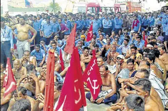  ?? HT PHOTO ?? Protesters, who were joined by union leaders, removed their shirts in protest against the management of Hero Cycles in Ludhiana on Saturday.