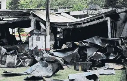  ?? FOTOS: EFE / AP ?? A la izquierda, familiares de las víctimas de la tragedia en la Ciudad Deportiva del Flamengo; arriba, escombros tras el incendio mortal; abajo, flores de homenaje a los fallecidos