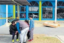  ?? (GENTILEZA TELEDIARIO DIGITAL) ?? Desconsuel­o. Familiares del fallecido llegaron hasta el lugar en el cual se produjo el crimen.