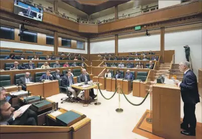  ?? IREKIA ?? El ‘lehendakar­i’, Iñigo Urkullu, en el pleno del Parlamento vasco.