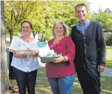  ?? FOTO: DÖH ?? Die beste Ailinger Apfelkuche­nbäckerin Christel Neurohr (Mitte) mit Tourist-Informatio­n-Chefin Melanie Raßmann und Ailingens Ortsvorste­her Georg Schellinge­r.