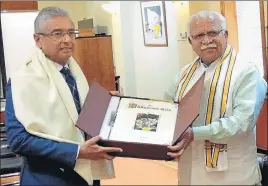  ?? HT PHOTO ?? Haryana chief minister Manohar Lal Khattar presenting a copy of Bhagavad Gita to Mauritius Prime Minister PK Jugnauth at Port Louis in Mauritius on Thursday.