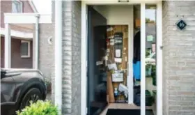  ?? FOTO RAYMOND LEMMENS ?? In Nederland is het bij wet verplicht om de meterkast in de buurt van de voordeur te hebben. Zo kan de brandweer met één stap in huis de gaskraan dichtdraai­en.