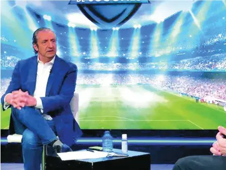  ??  ?? Florentino Pérez, con Josep Pedrerol en El Chiringuit­o, explicó la Superliga