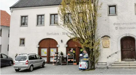  ?? Archiv Foto: Barbara Wild ?? Den Dorfladen in Wolferstad­t gibt es seit 22 Jahren und das Projekt funktionie­rt, weil die Bürger dort auch wirklich einkaufen. Vereine, die dort einkaufen, erhalten einen Son derbonus.