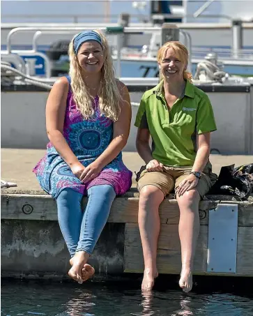  ?? BRYA INGRAM/STUFF ?? Envirohub Marlboroug­h co-founder Tash Luxton, left, and Department of Conservati­on ranger Wendy Sullivan, right, are urging people to head to the beach and pick up rubbish during Seaweek.