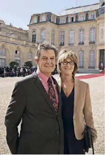  ??  ?? Avec son épouse, Brigitte Taittinger, lors de la cérémonie d’investitur­e du président Macron à l’Elysée, en mai 2017.